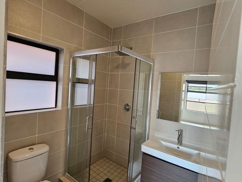 A 3-Bedroom and 2-Bathroom with Kitchen and Living room - Photo 10