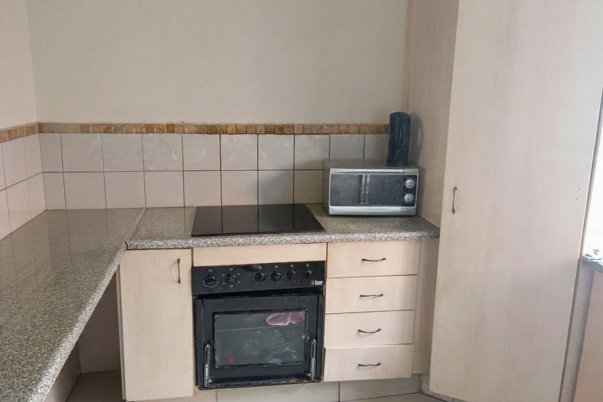 Three bedroom Apartment  for sale  in Long street Kempton Park - Photo 3