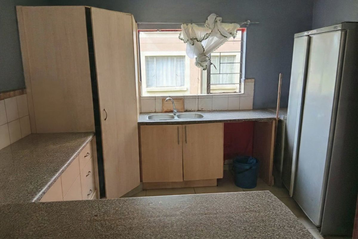 Three bedroom Apartment  for sale  in Long street Kempton Park - Photo 2