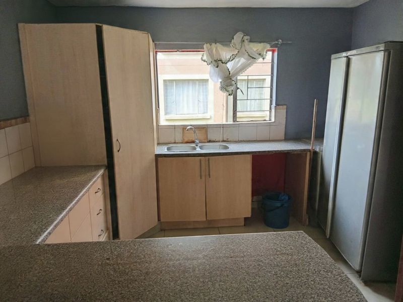 Three bedroom Apartment  for sale  in Long street Kempton Park - Photo 2