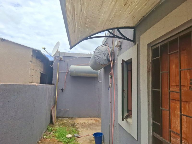 6 Bachelor Flats for Sale- Tekwane South  - Photo 8