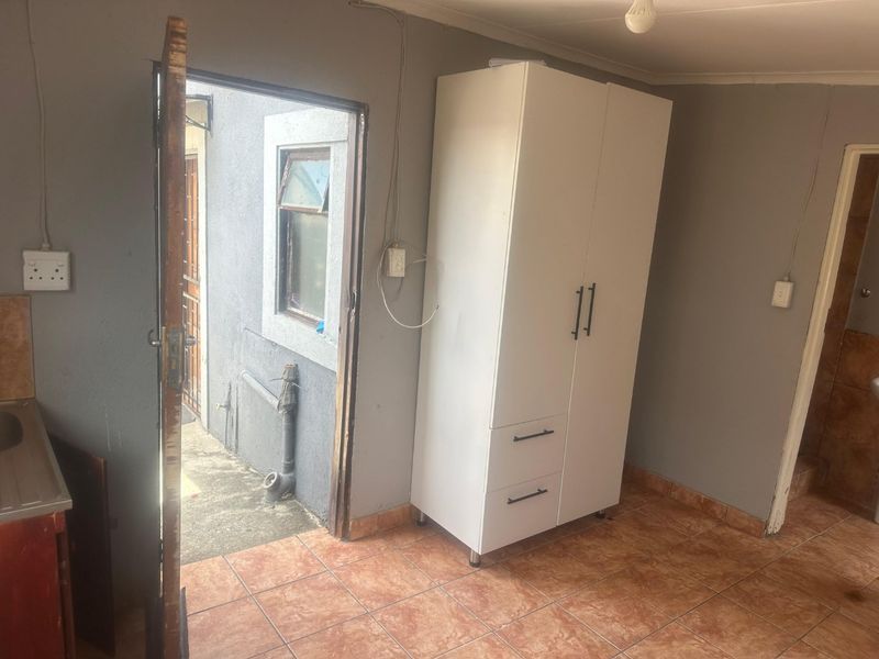 6 Bachelor Flats for Sale- Tekwane South  - Photo 4