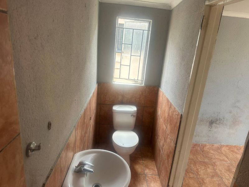 6 Bachelor Flats for Sale- Tekwane South  - Photo 7