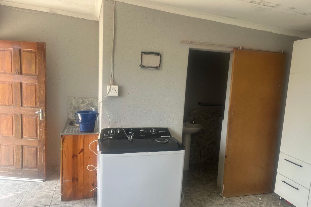 6 Bachelor Flats for Sale- Tekwane South  - Photo 2