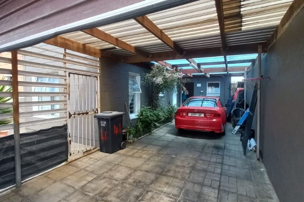 Modern, well constructed 3 bedroom family home in Rocklands. - Photo 2