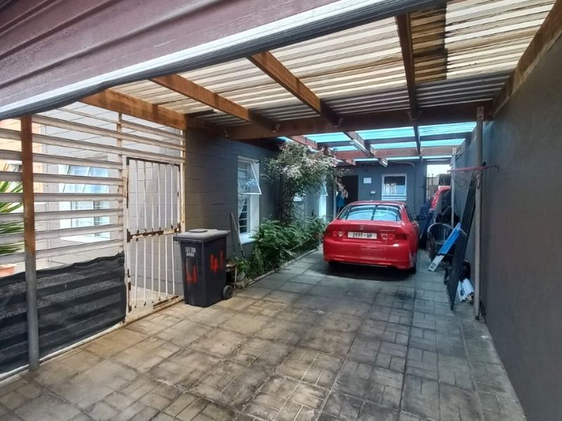 Modern, well constructed 3 bedroom family home in Rocklands. - Photo 2