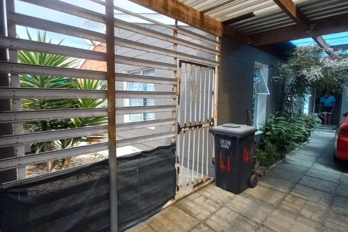 Modern, well constructed 3 bedroom family home in Rocklands. - Photo 4