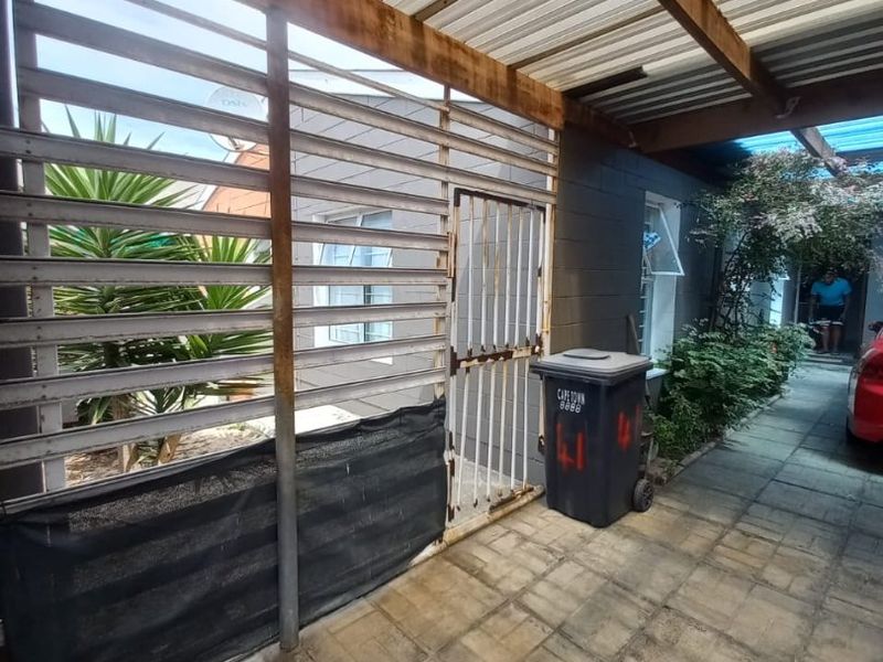 Modern, well constructed 3 bedroom family home in Rocklands. - Photo 4
