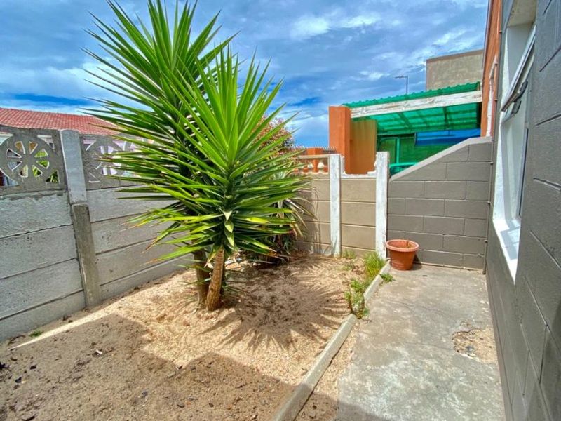 Modern, well constructed 3 bedroom family home in Rocklands. - Photo 8