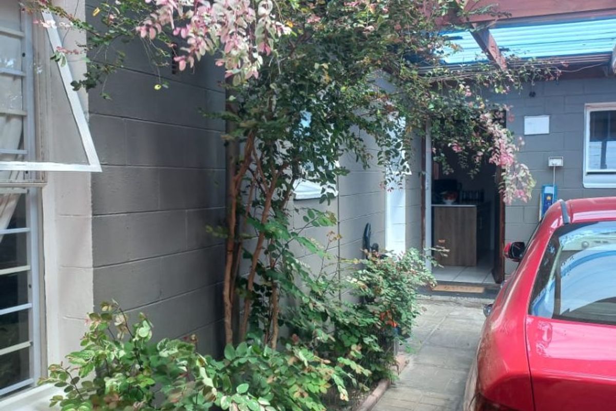 Modern, well constructed 3 bedroom family home in Rocklands. - Photo 3