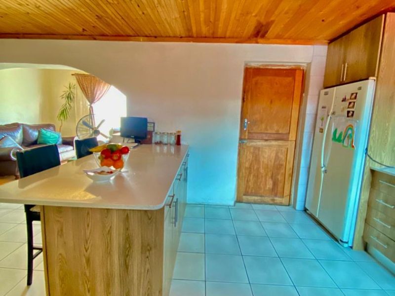 Modern, well constructed 3 bedroom family home in Rocklands. - Photo 6