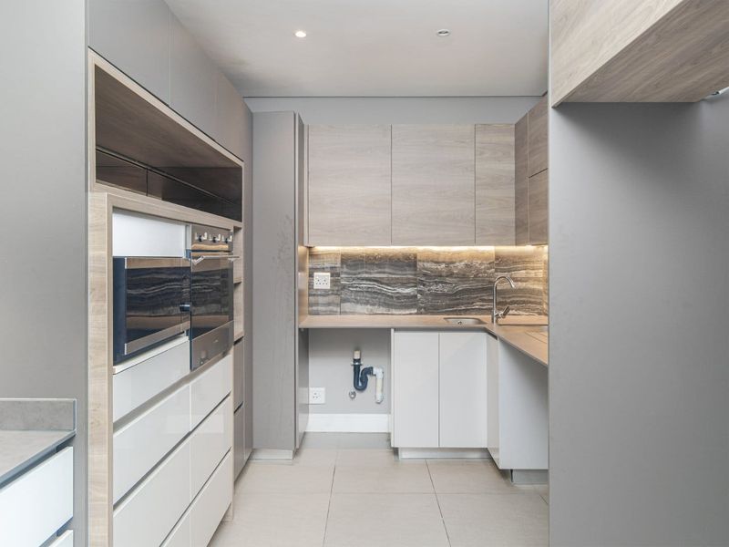 Spacious 3 Bedroom Penthouse Apartment for sale in Rosebank, Sandton - Photo 2