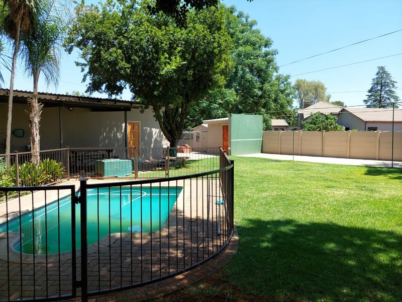 MODERN 4 BEDROOM HOUSE WITH SWIMMING POOL  - Photo 1