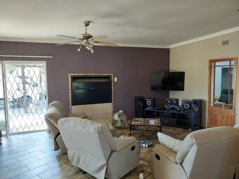MODERN 4 BEDROOM HOUSE WITH SWIMMING POOL  - Photo 9