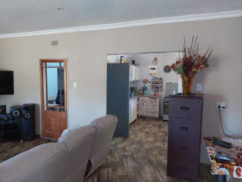 MODERN 4 BEDROOM HOUSE WITH SWIMMING POOL  - Photo 5