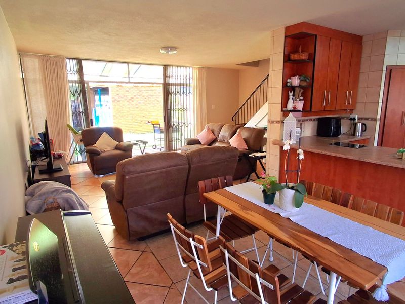 Low-Maintenance Face-Brick Townhouse in Prime Vaal Park Location - Photo 4