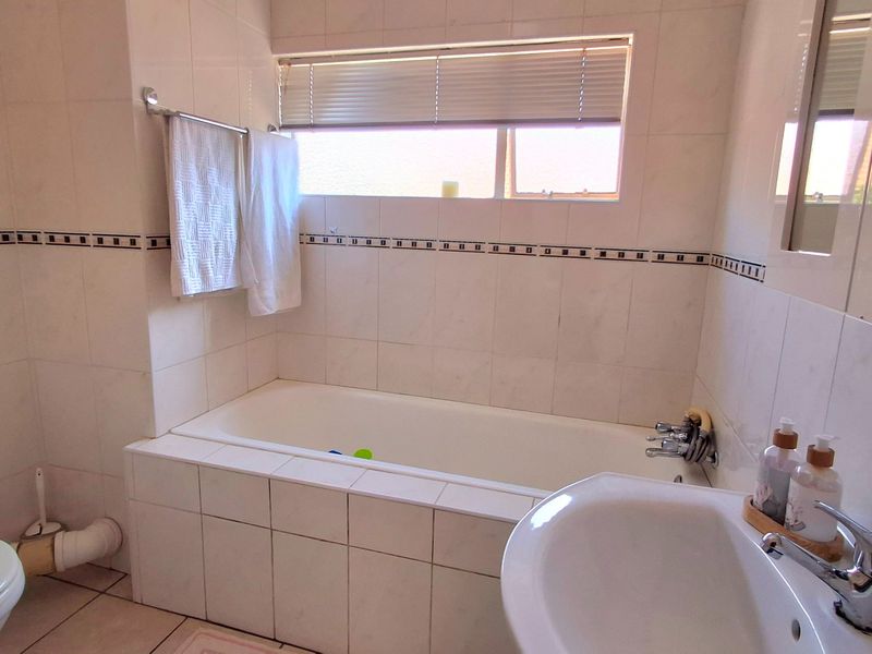 Low-Maintenance Face-Brick Townhouse in Prime Vaal Park Location - Photo 10