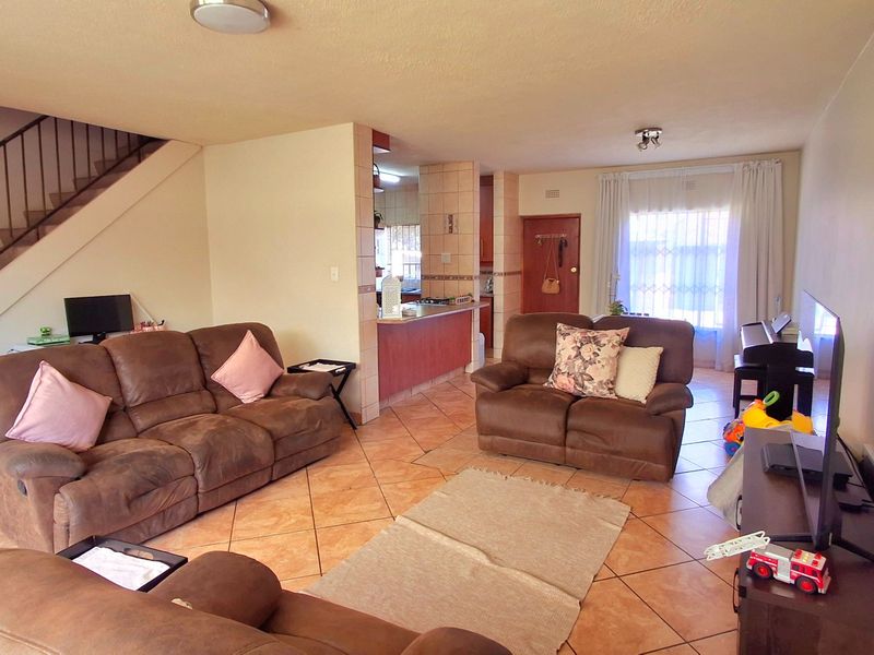 Low-Maintenance Face-Brick Townhouse in Prime Vaal Park Location - Photo 2