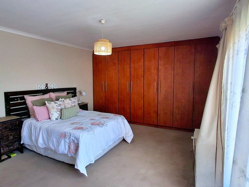 Low-Maintenance Face-Brick Townhouse in Prime Vaal Park Location - Photo 6