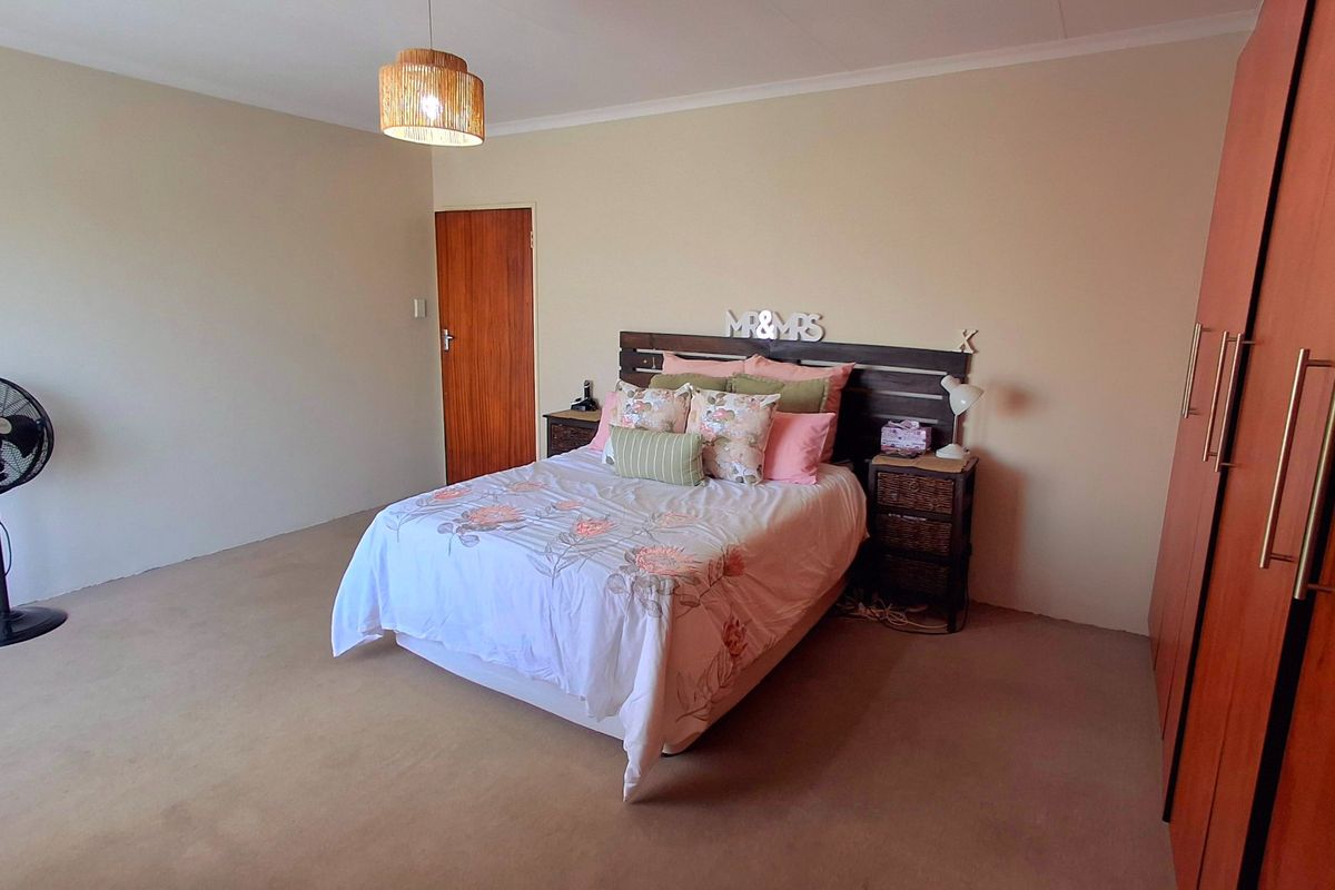 Low-Maintenance Face-Brick Townhouse in Prime Vaal Park Location - Photo 5