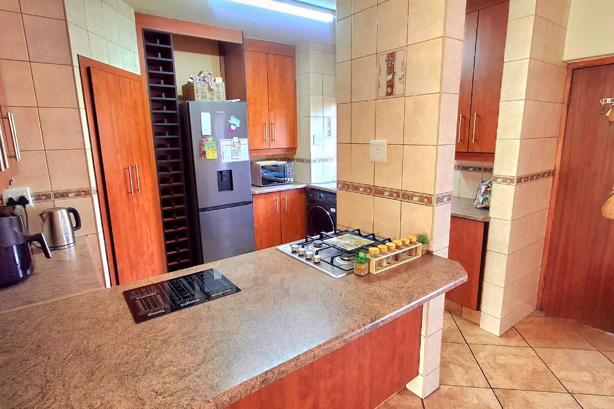 Low-Maintenance Face-Brick Townhouse in Prime Vaal Park Location - Photo 3