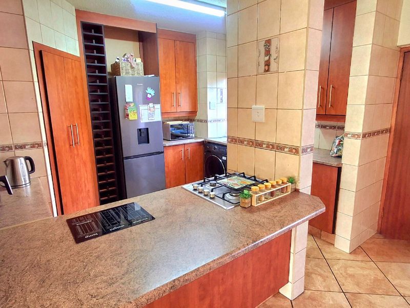 Low-Maintenance Face-Brick Townhouse in Prime Vaal Park Location - Photo 3