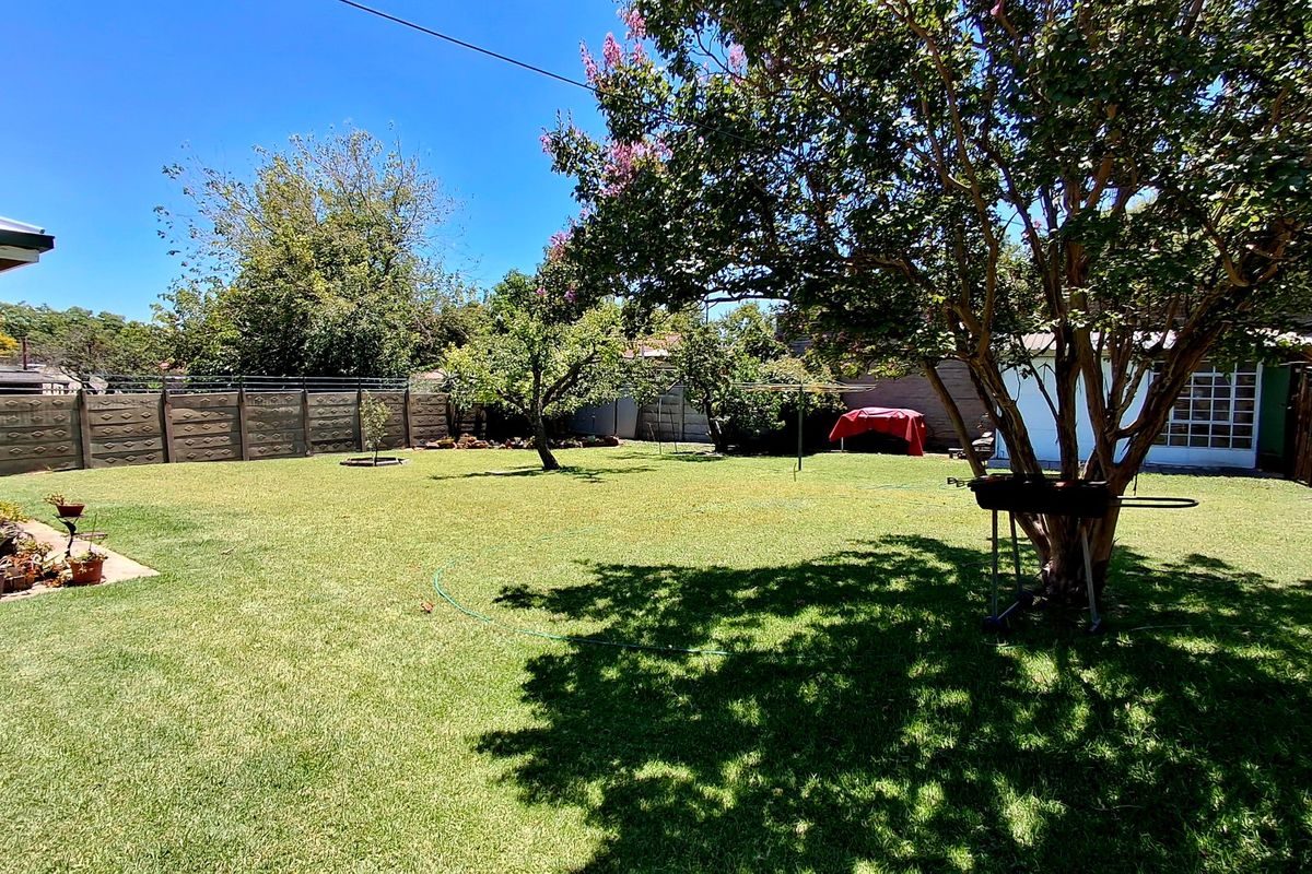 Ideal Family Living: 4-Bedroom Home with 2-Bedroom Flat Near High School & College - Photo 5