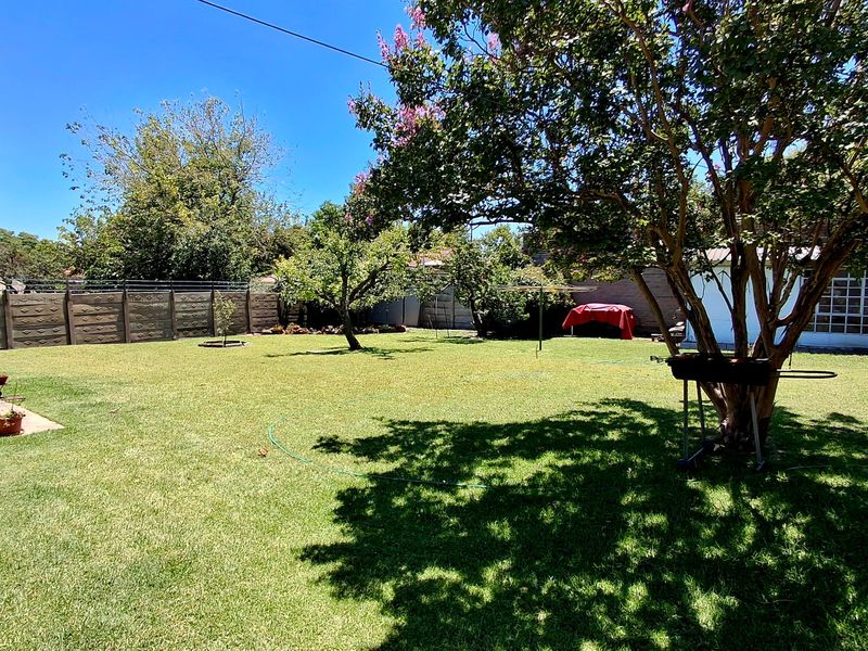 Ideal Family Living: 4-Bedroom Home with 2-Bedroom Flat Near High School & College - Photo 5