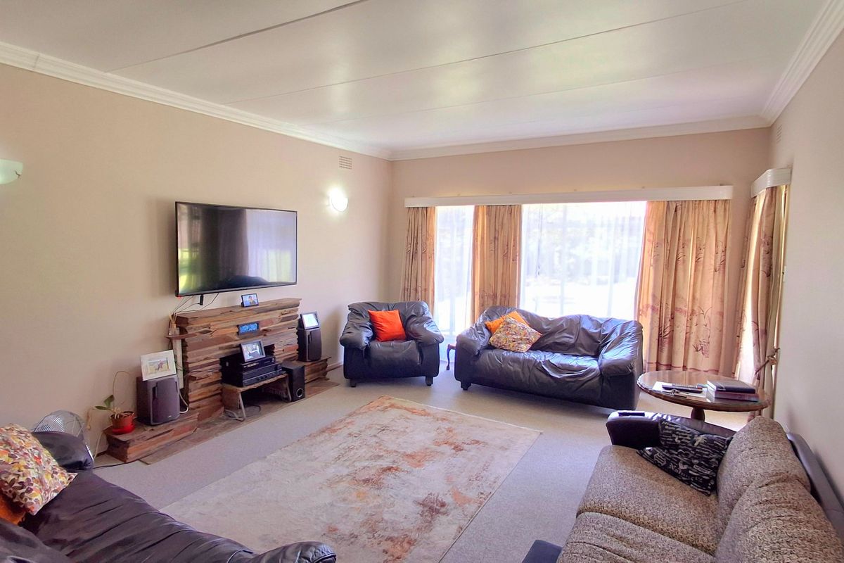 Ideal Family Living: 4-Bedroom Home with 2-Bedroom Flat Near High School & College - Photo 2