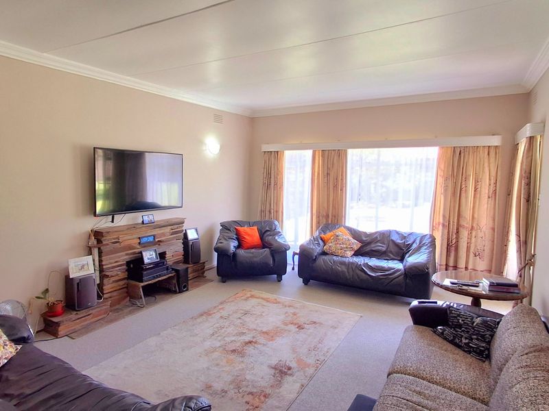 Ideal Family Living: 4-Bedroom Home with 2-Bedroom Flat Near High School & College - Photo 2