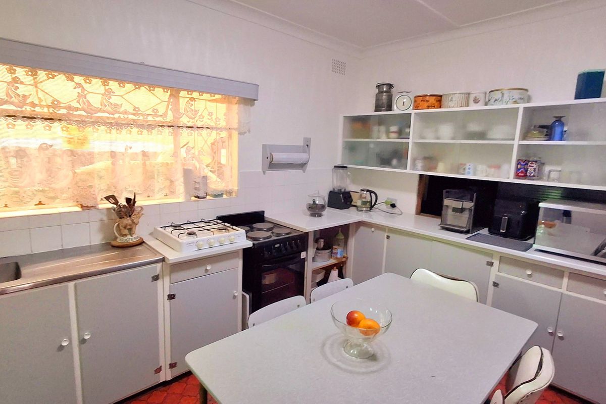 Ideal Family Living: 4-Bedroom Home with 2-Bedroom Flat Near High School & College - Photo 3