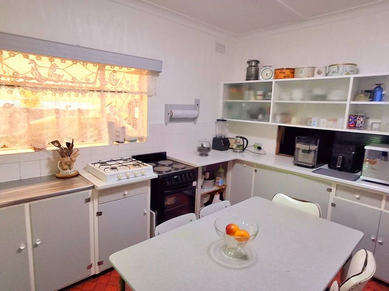 Ideal Family Living: 4-Bedroom Home with 2-Bedroom Flat Near High School & College - Photo 3