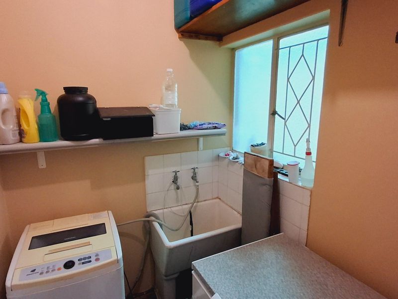 Ideal Family Living: 4-Bedroom Home with 2-Bedroom Flat Near High School & College - Photo 8