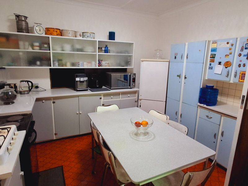 Ideal Family Living: 4-Bedroom Home with 2-Bedroom Flat Near High School & College - Photo 7