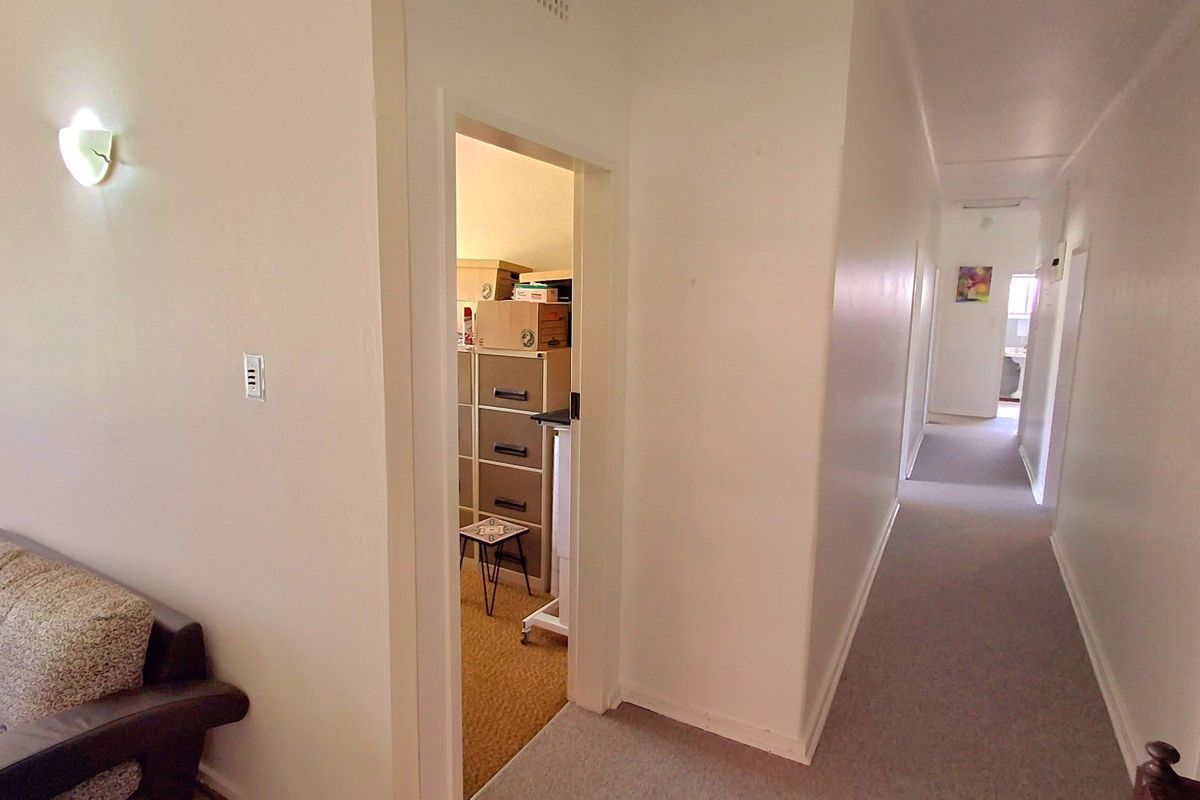 Ideal Family Living: 4-Bedroom Home with 2-Bedroom Flat Near High School & College - Photo 4