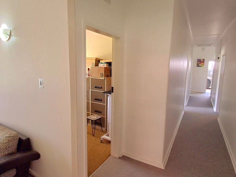 Ideal Family Living: 4-Bedroom Home with 2-Bedroom Flat Near High School & College - Photo 4