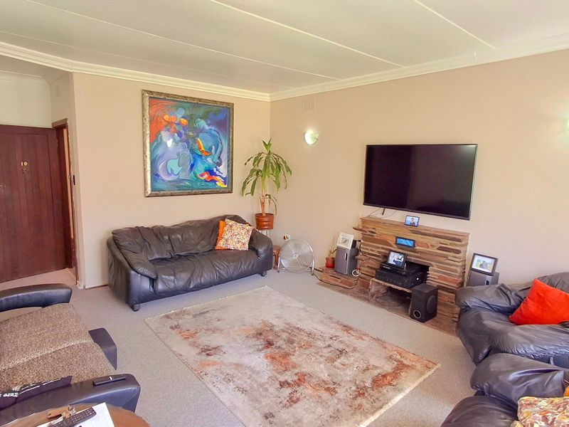 Ideal Family Living: 4-Bedroom Home with 2-Bedroom Flat Near High School & College - Photo 6