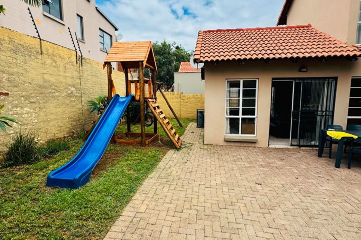 Elegant Family Living in Prestigious Saint Olympus Estate - Photo 5