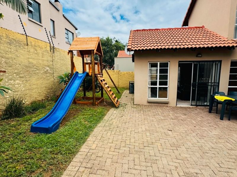 Elegant Family Living in Prestigious Saint Olympus Estate - Photo 5