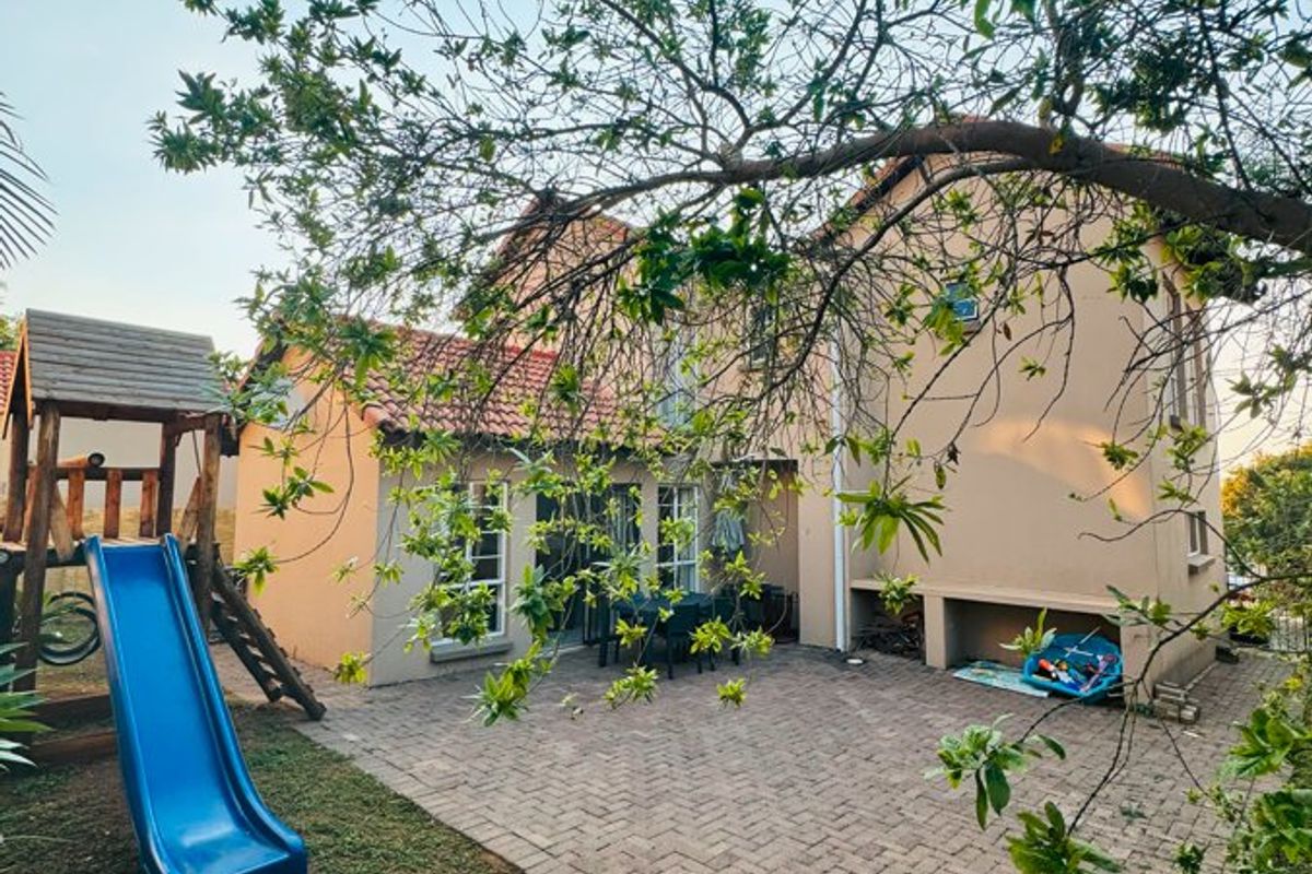 Elegant Family Living in Prestigious Saint Olympus Estate - Photo 2