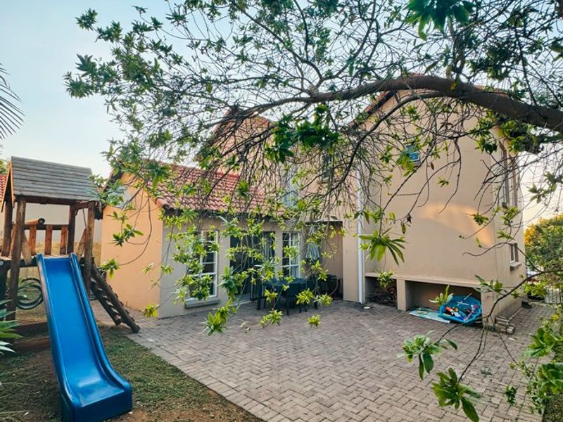 Elegant Family Living in Prestigious Saint Olympus Estate - Photo 2