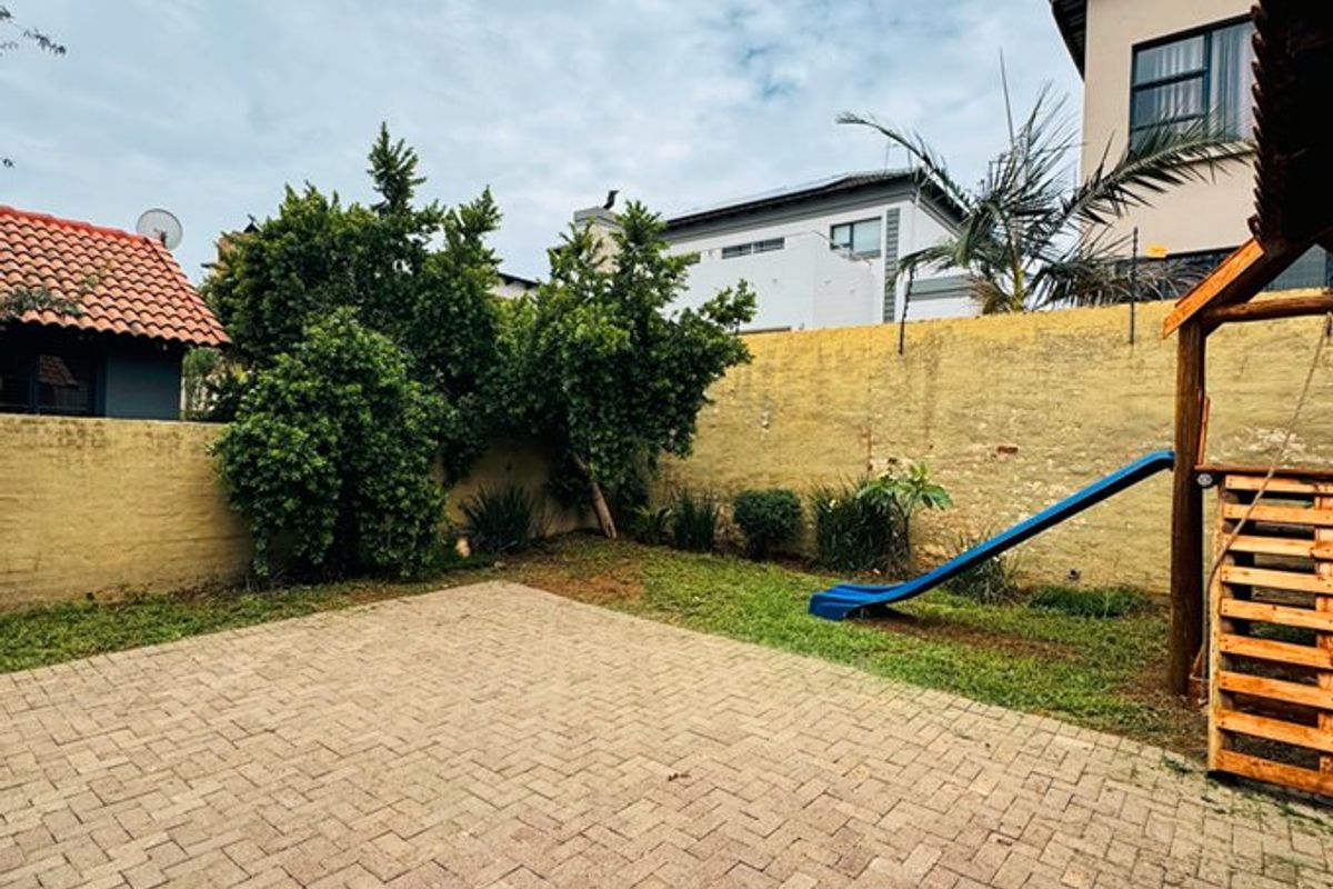Elegant Family Living in Prestigious Saint Olympus Estate - Photo 4