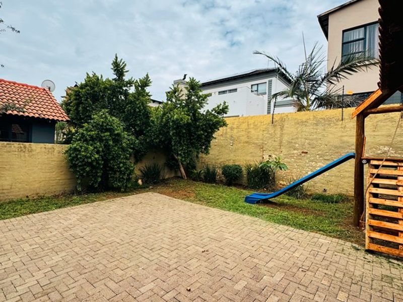 Elegant Family Living in Prestigious Saint Olympus Estate - Photo 4