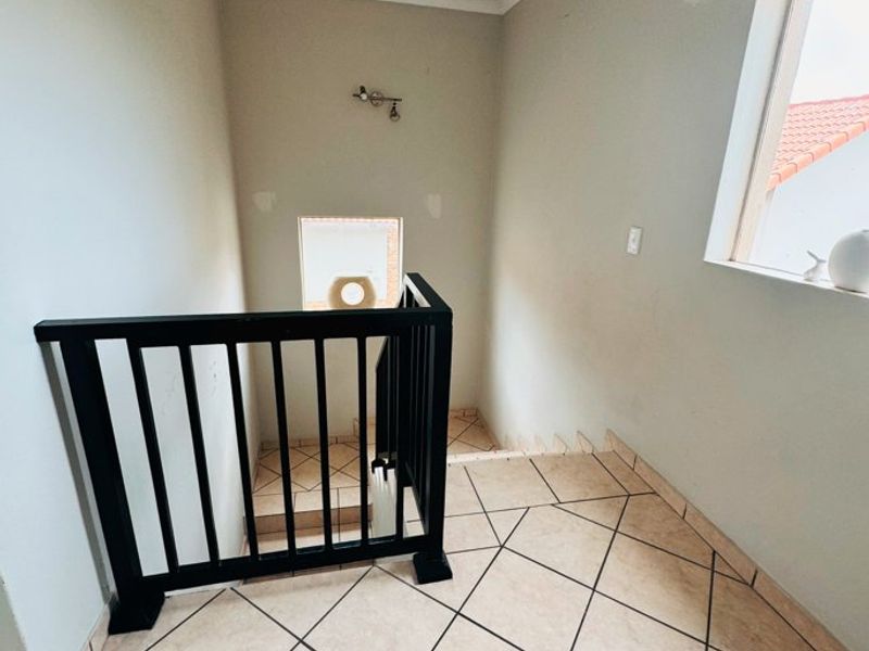 Elegant Family Living in Prestigious Saint Olympus Estate - Photo 10