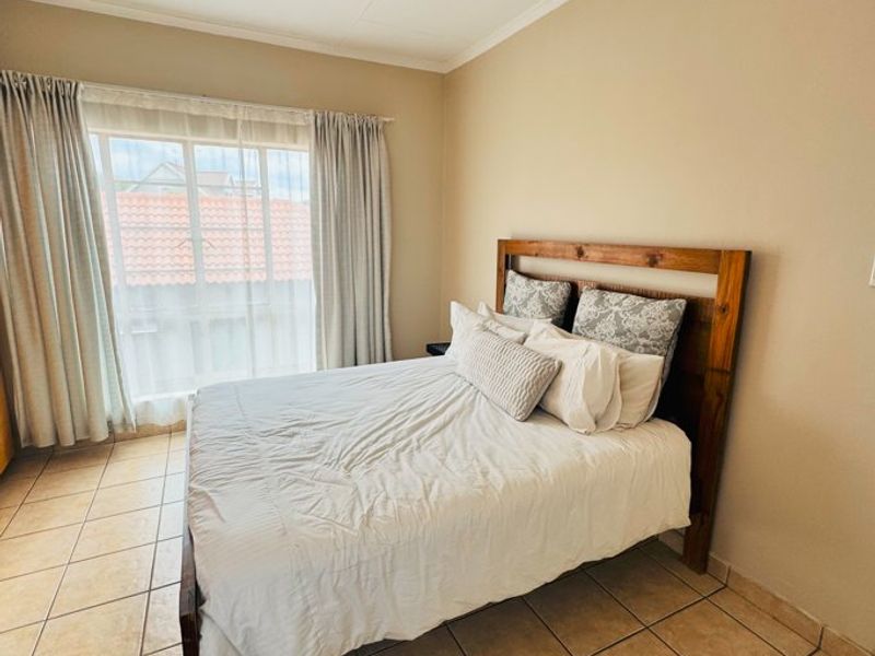 Elegant Family Living in Prestigious Saint Olympus Estate - Photo 8