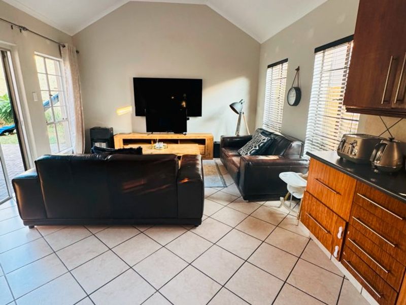 Elegant Family Living in Prestigious Saint Olympus Estate - Photo 7