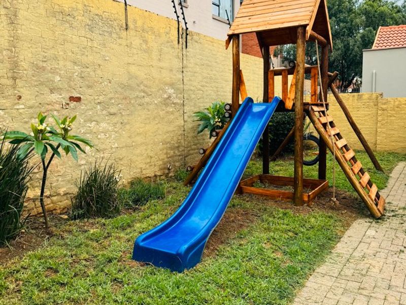 Elegant Family Living in Prestigious Saint Olympus Estate - Photo 6