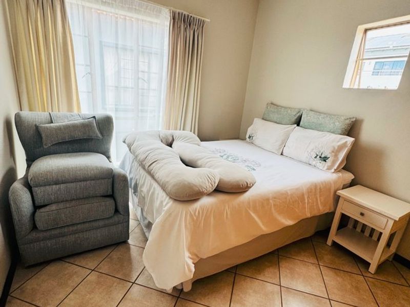 Elegant Family Living in Prestigious Saint Olympus Estate - Photo 9