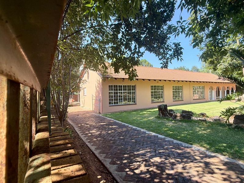 Spacious 5-Bedroom Family Home with Business Potential - Photo 2