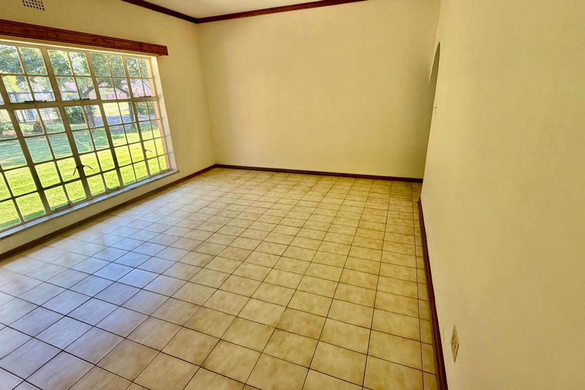 Spacious 5-Bedroom Family Home with Business Potential - Photo 4